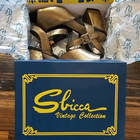 Modcloth Gold Heels - Picture 4 of 10